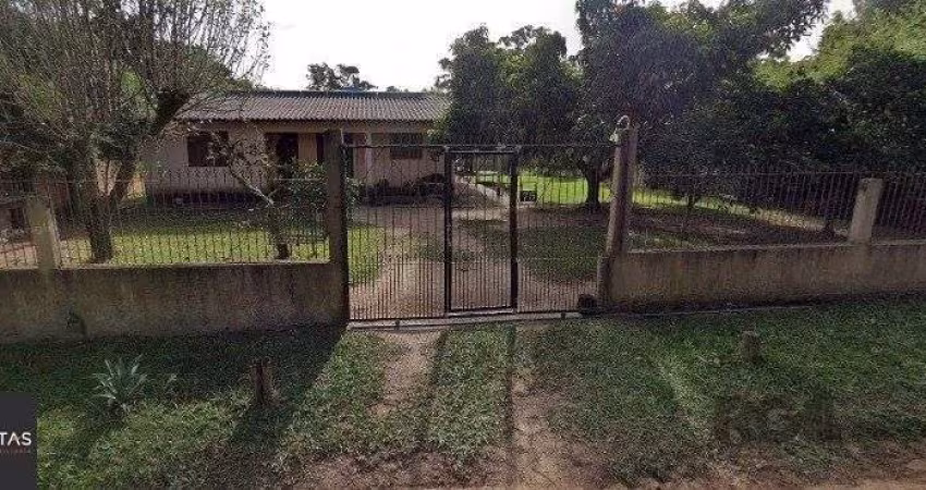 Casa com 2 dormitórios e amplo terreno em Viamão.