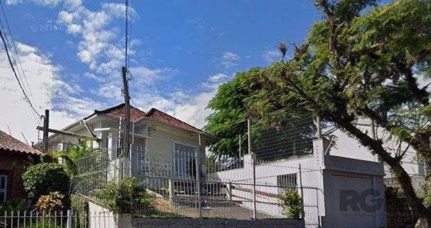 Casa 3 dormitórios,  1 vaga de garagem ampla e coberta.  Possui edícula com 3 pe