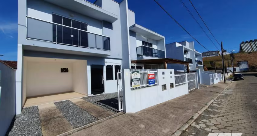 Sobrado Geminado com 3 dormitórios no Acaraí