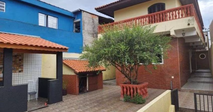 Sobrado à venda no Cidade Soberana, 3 dormitórios - churrasqueira - 8 vagas.