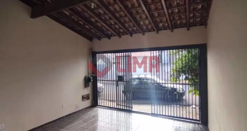 EXCELENTE RESIDÊNCIA PARA LOCAÇÃO COM 3 DORMITÓRIOS E 2 VAGAS DE GARAGEM COBERTAS NO VILA CORALINA