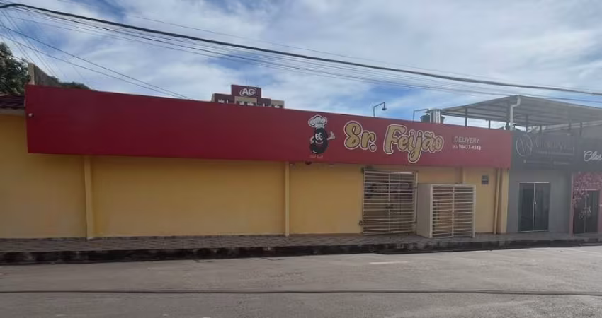 Vendo Casa Comercial. Ótima Localização no PARQUE 10