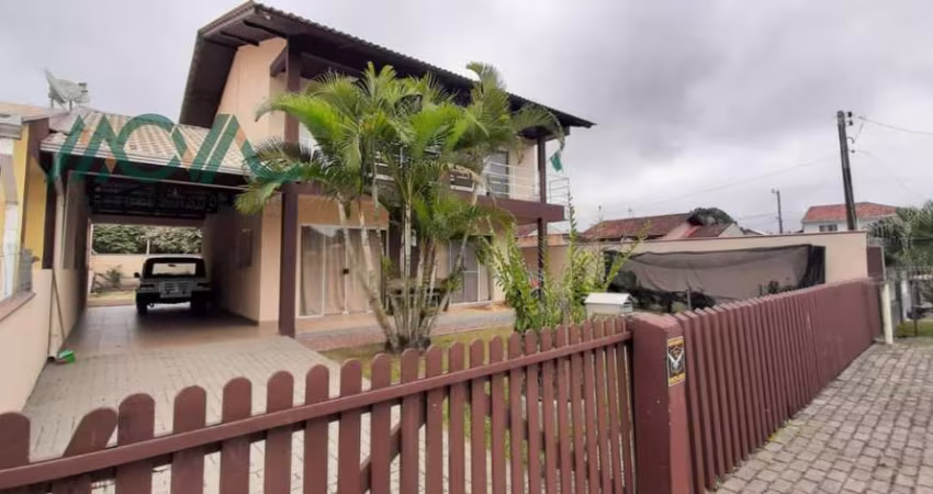 Espaçoso sobrado disponível para locação mensal, apenas 250 metros da praia!