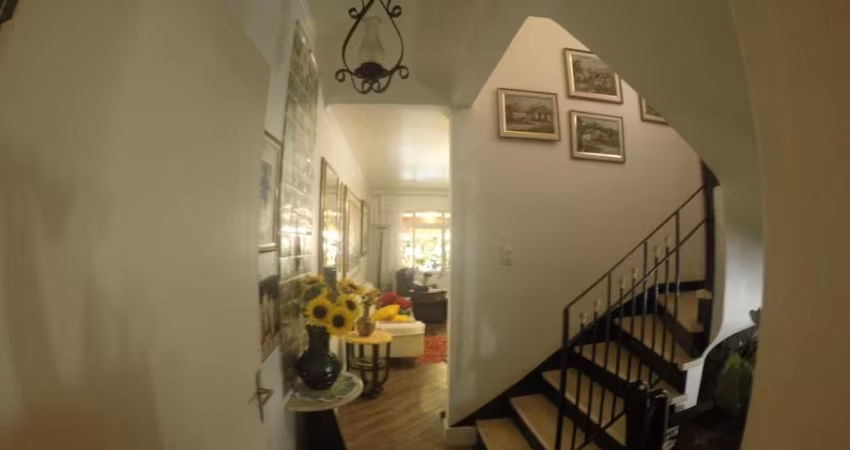 Casa no Jardim independência,  há 200 metros da nova estação oratório do METRÔ , 500 metros da Avenida Anhaia  Mello