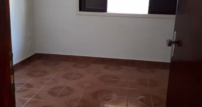 Casa  em  São Caetano  do  Sul  no  bairro de Santa Paula , com  2 dormitórios  , sala ,  cozinha  e banheiro    e mais  uma  casa  nos fundos   de 1 dormitório   sala  e cozinha e  banheiro