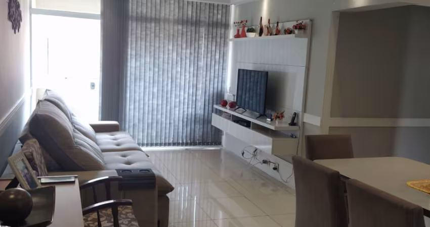 Amplo apartamento em São Caetano do Sul com 102mts², 3 dormitórios, uma suíte, 1 vaga, living com 2 ambientes cozinha, área de serviço, varanda envidraçada.