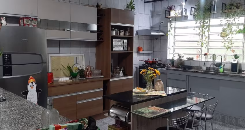 Casa na Vila Carrão com 143 mts² 3 dormitórios sendo um suíte, sala cozinha amplas, conceito aberto, total de 4 banheiros,edícula nos fundos, área de churrasqueira, quintal com pergolado.