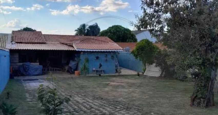 Casa à venda em Atibaia-SP: 2 quartos, 1 suíte, 1 sala, 2 banheiros, 4 vagas de garagem, 140m² - Jardim dos Pinheiros!