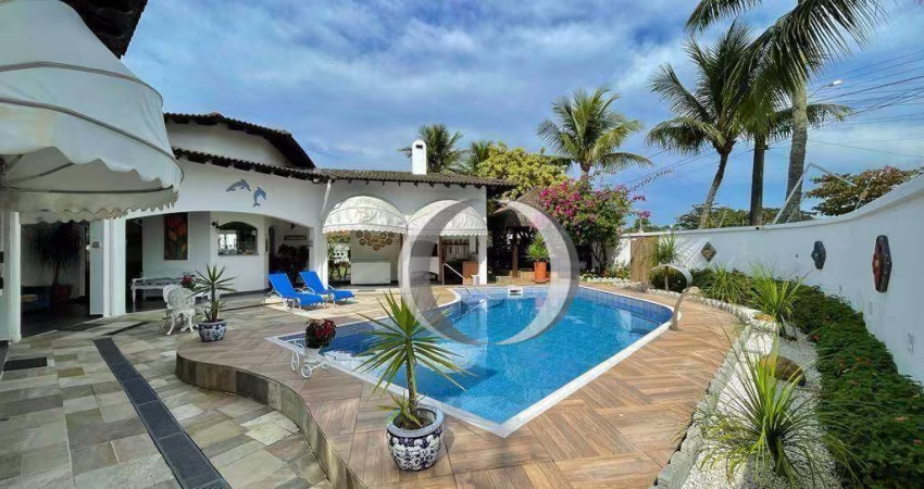 Casa ampla com piscina, campo de futebol, próximo a praia.