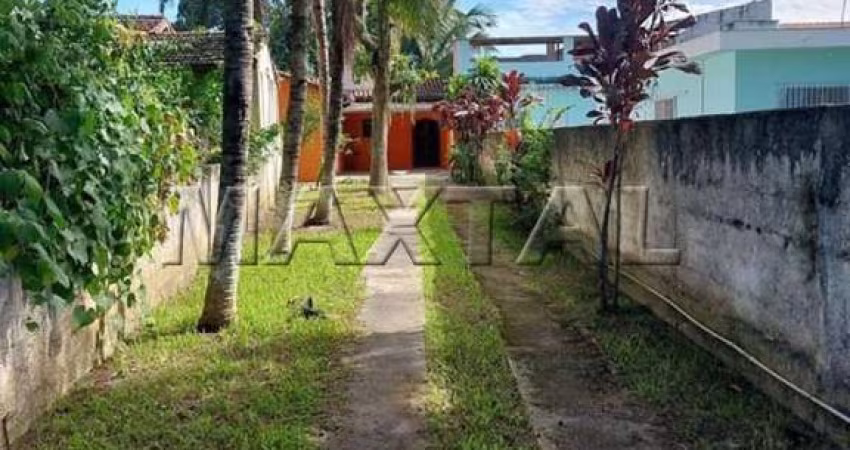Casa térrea à venda de 60m², com 2 quartos e localizada apenas a 200 metros da praia.