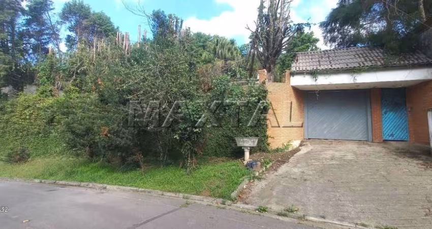 Sobrado em Condominio, Fechado Alpes da Cantareira. Com 4 suítes, lareira, piscina e churrasqueira.