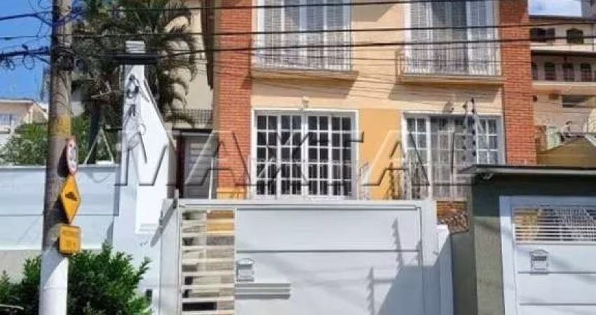 Sobrado à Venda de 227m² no Jardim França com  lareira, 3 suítes e 5 vagas de garagem.