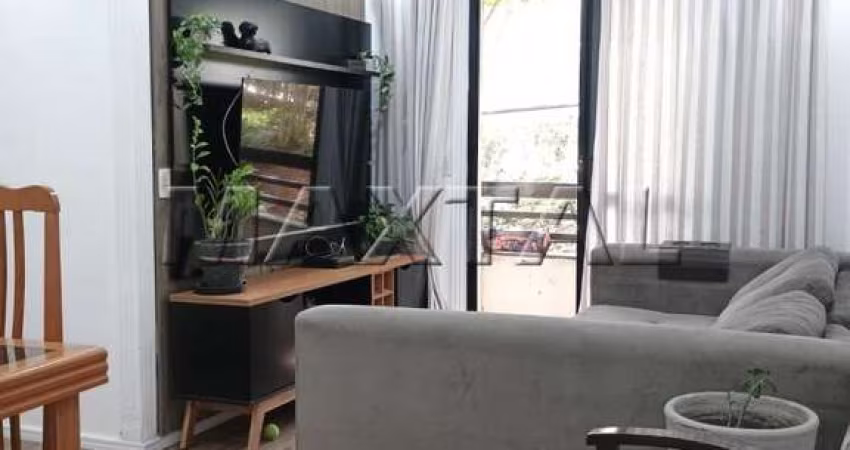 Apartamento na Vila Carbone com 3 dormitórios, sala, cozinha, banheiro e vaga de garagem.