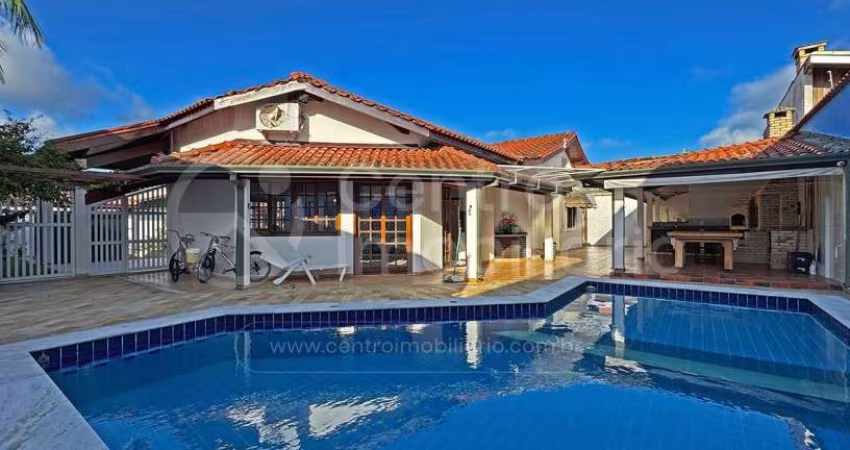 CASA à venda com piscina e 3 quartos em Peruíbe, no bairro Jardim Imperador