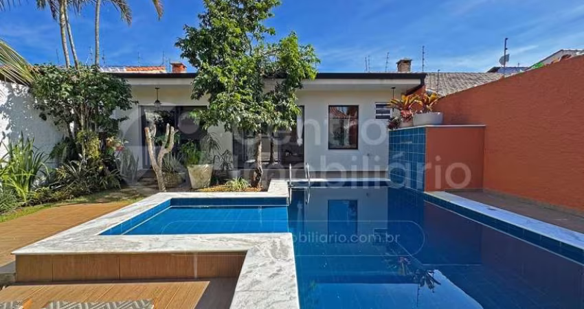 CASA à venda com piscina e 3 quartos em Peruíbe, no bairro Maria H Novaes