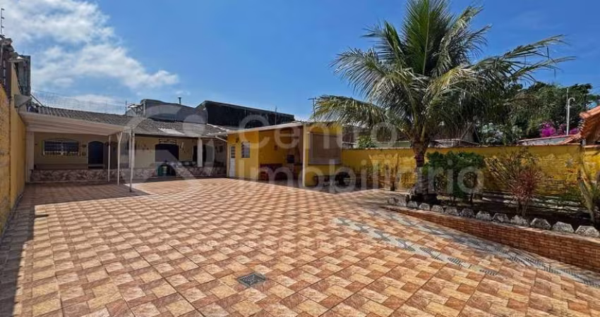 CASA à venda com 2 quartos em Peruíbe, no bairro Jardim Veneza