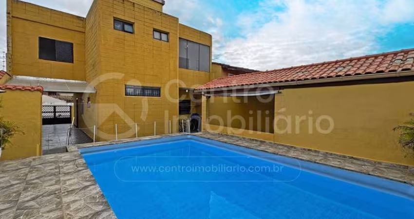 CASA à venda com piscina e 3 quartos em Peruíbe, no bairro Parque Balneario Oasis