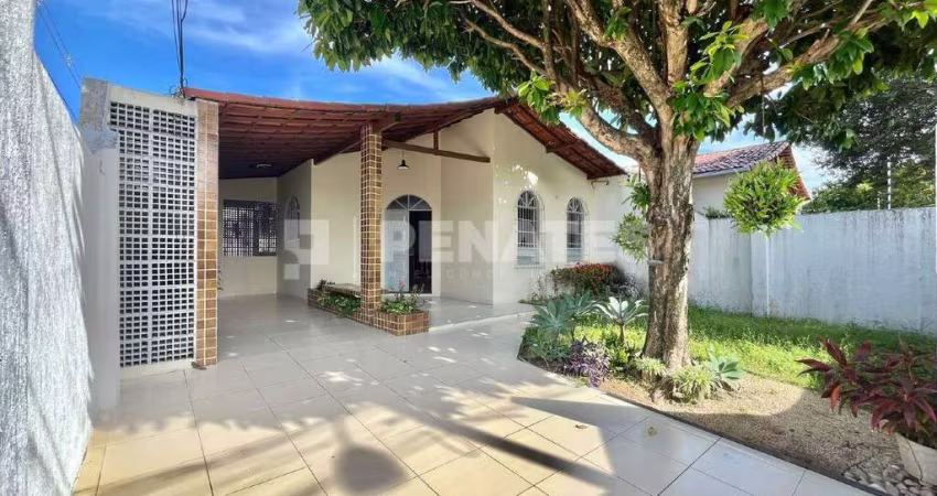 Casa de esquina na Rua da Saudade com 3 quartos sendo 1 suíte.