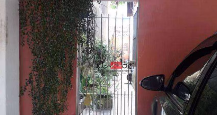 Sobrado com 3 dormitórios, 4 banheiros e 2 vagas de garagem.