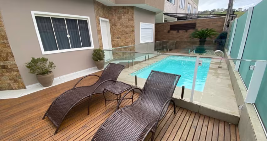 LINDA CASA MOBILIADO E COM PISCINA LOCALIZADA NO BAIRRO SÃO FRANCISCO DE ASSIS EM CAMBORIÚ