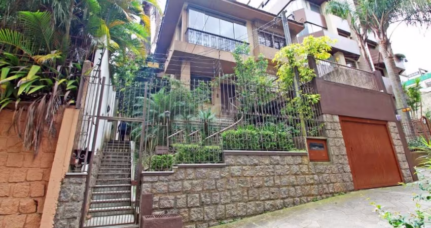 Excelente Casa no Bairro Petrópolis: Terreno medindo 11x39,60. Tendo 2 casas separadas. Podendo ser para moradias, comercial ou construção de prédio.&lt;BR&gt;2 residências separadas com 3 dormitórios