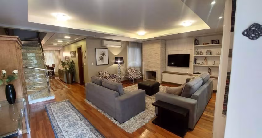 Casa estilo sobrado a venda no bairro Petrópolis: Excelente casa com 286 m² privativos, três (3) dormitórios, sendo três (3) suítes e gabinete, construção recente, semi mobiliada, contendo três (3) pa