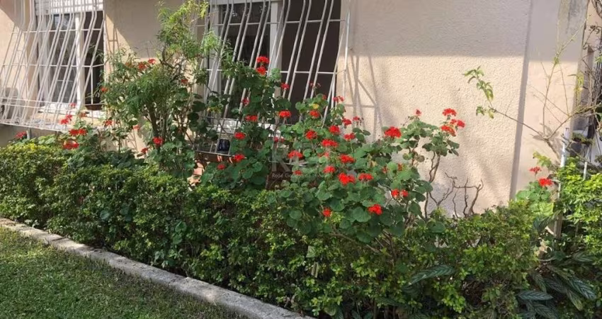 Excelente sobrado com três andares, todo reformado, de muito bom gosto.&lt;BR&gt;Living para dois ambientes, lavabo, três dormitórios sendo um suite com closet, banheira, de hidro, com opção para um q