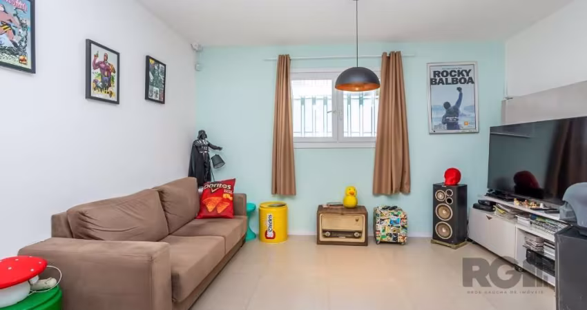 EXCELENTE CASA COM 03 DORMITÓRIOS LOCALIZADA NO MIOLO DO BAIRRO. RUA CALMA E SILENCIOSA. Próximo ao Shopping Iguatemi , ao lado do futuro Jardim Itália novo centro comercial do Zaffari, área da antiga