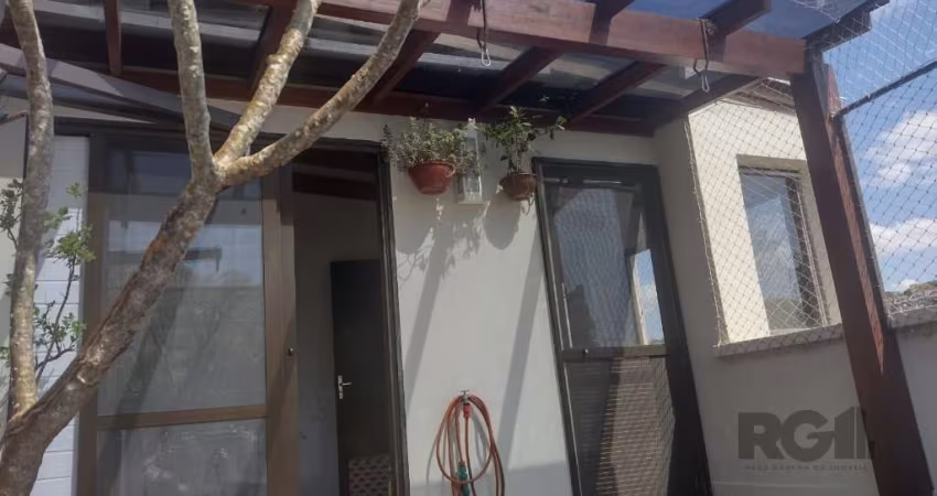 Excelente cobertura duplex no bairro Menino Deus, próximo ao Beira Rio e o Hospital Mãe de Deus, com mais 100 M² privativos, constituído de 2 dormitórios, 1 suíte, (podendo ter um 3º dormitório), cozi