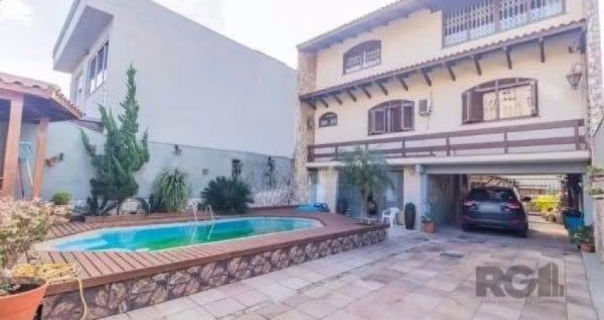 Sobrado de 3 pavimentos, com 3 suítes, 8 dormitórios, 4 salas, 2 lareiras, 3 churrasqueiras, cozinha ampla, piscina com quiosque e churrasqueira, espaço para academia, 442 m2 privativos.&lt;BR&gt;Pote