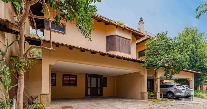 Ótima residência com 294m², 3 andares muito bem distribuídos e com armários planejados.&lt;BR&gt;Na andar térreo desfrutamos de um amplo living para 3 ambientes com lareira, integrando com o espaço go