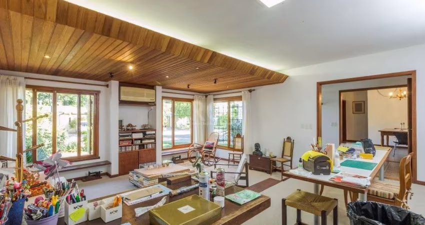 Excelente residência térrea para vender em condomínio tradicional no bairro ipanema com 3 dormitórios, sendo uma suíte máster com closet. Amplo living para dois ambientes, sala de jantar e lavabo. Est