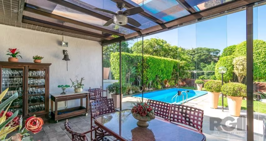 Excelente casa em condomínio fechado no Morro Santa Tereza.&lt;BR&gt;Casa com três dormitórios sendo um suíte. Amplo living com com três ambientes e lareira central que atende todos eles. Churrasqueir