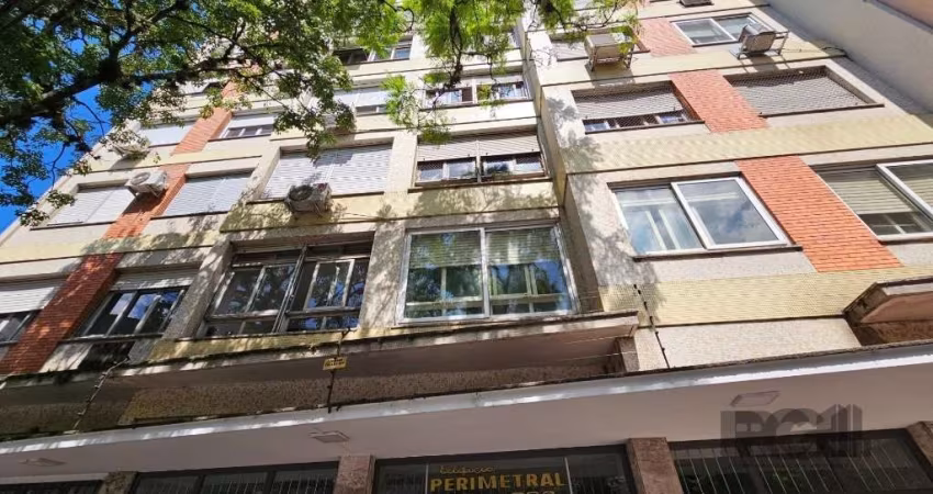Ótimo e amplo apartamento na Cidade Baixa, de frente, reformado, com 95m² privativos, com 3 dormitórios e vaga. Possui living amplo com sala de estar e sala de jantar, 3 dormitórios sendo 1 suíte, ban
