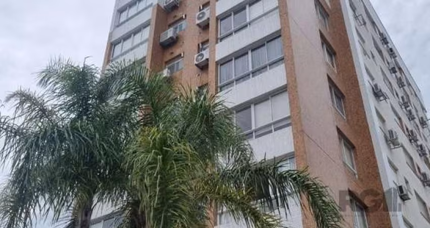 Apartamento de três quartos, suíte e duas vagas de garagem no bairro Auxiliadora em Porto Alegre.&lt;BR&gt;Impecável apartamento semi-mobiliado e muito ensolarado. &lt;BR&gt;Atualmente, um dos dormitó
