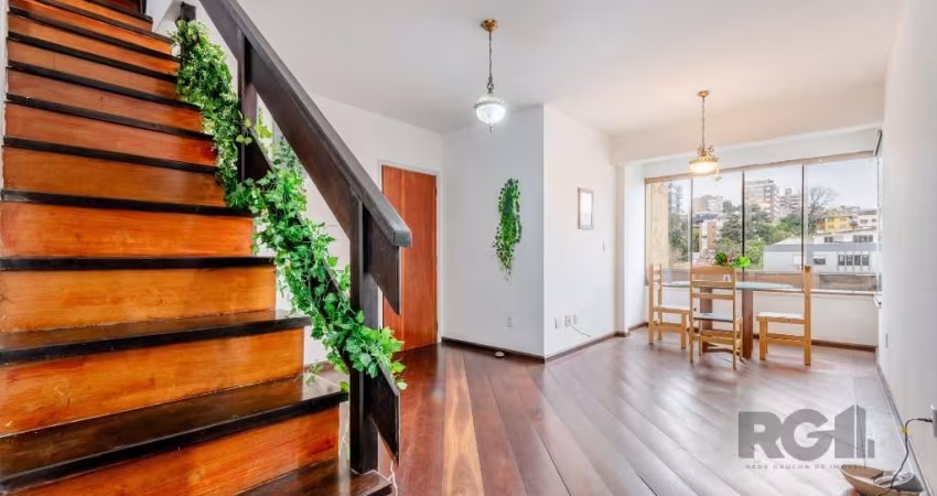 Ótima e ampla cobertura duplex no Cristo Redentor, fundos, com 145m² privativos, de 4 dormitórios e vaga. Possui no andar inferior: sala ampla para 2 ambientes com sacada integrada, 3 dormitórios, ban