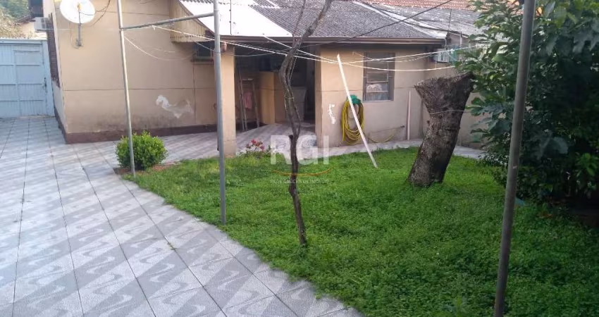 Ótima casa no Passo D'areia, com 130m² construídos, em terreno com 330m² (11 x 30m),  de 3 dormitórios. Possui ampla sala de estar, 3 dormitórios, banheiro social, cozinha, lavanderia, e pátio. Casa t
