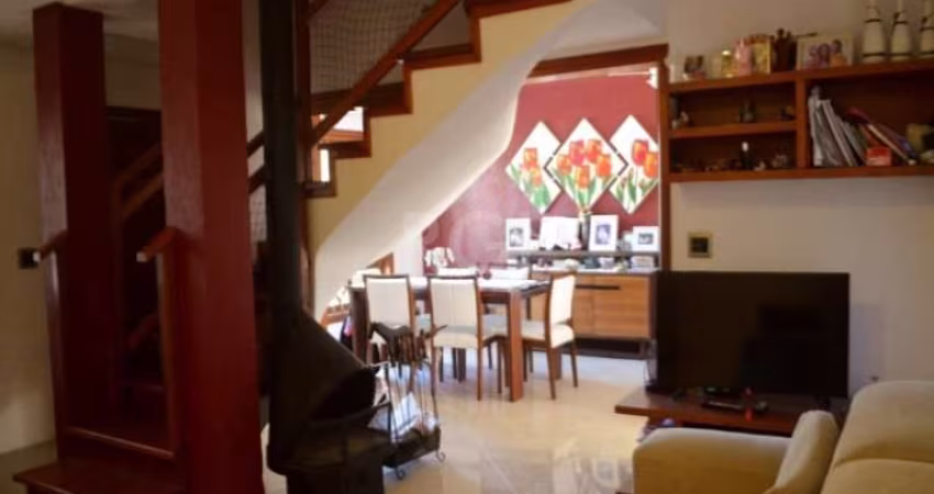 Casa com 02 dormitórios sendo 01 com suíte ,closet ,banheira e sacada.Amplo living para 2 ambientes,,lareira  e lavabo.Cozinha, lavanderia e &lt;BR&gt;pátio.Edícula com salão de festas,churrasqueira, 