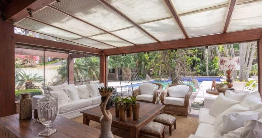 excelente residência construída em terreno de  2.500m² hall de entrada, porta de vidro dividindo ambiente  ,Living com 80 m² com ,03 ambientes , lareira  sacada integrada  estilo garden , sala de jant