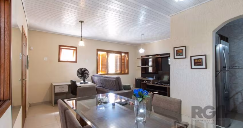 Excelente residência térrea próximo a Av. Otto Niemeyer, com 129 m² de área privativa, reformada no bairro Camaquã com 3 dormitórios, living 2 ambientes, banheiro social, área de serviço, nos fundos p