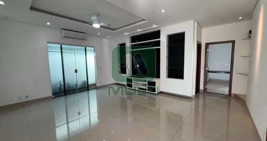 Casa em condomínio fechado com 3 quartos para alugar no Santa Mônica, Uberlândia 