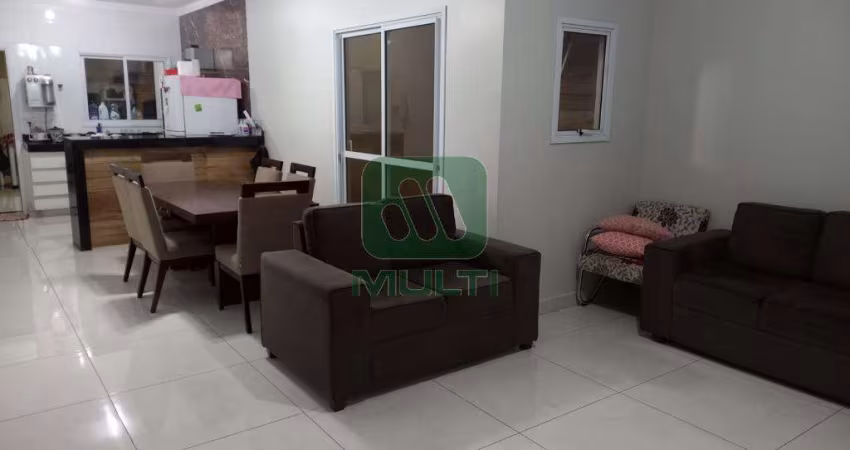 Casa em condomínio fechado com 3 quartos à venda no Jardim Holanda, Uberlândia 