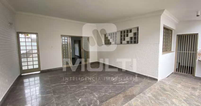 Casa com 3 quartos para alugar no Osvaldo Rezende, Uberlândia 