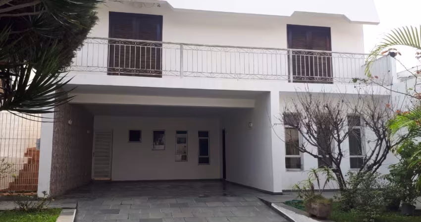 ÓTIMO sobrado para venda possui 316 m² com 4 quartos, 2 suítes e edícula no Mogi Moderno
