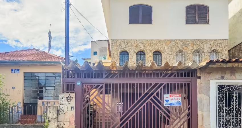 Confortável sobrado para venda com 3 quartos, sendo 1 suíte, 170m²