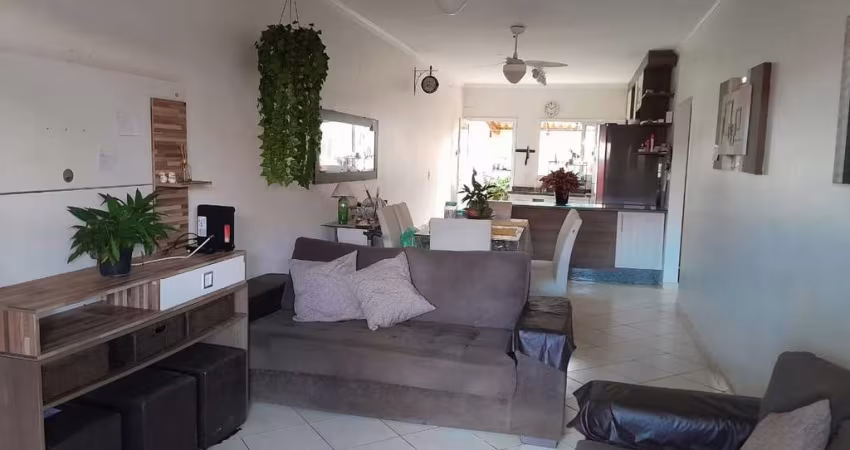Casa de condomínio com suíte e área gourmet!