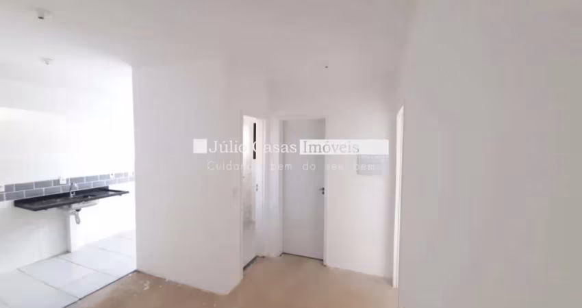 Apartamento no térreo com quintal, contendo dois acessos para o quintal e 02 dormitórios