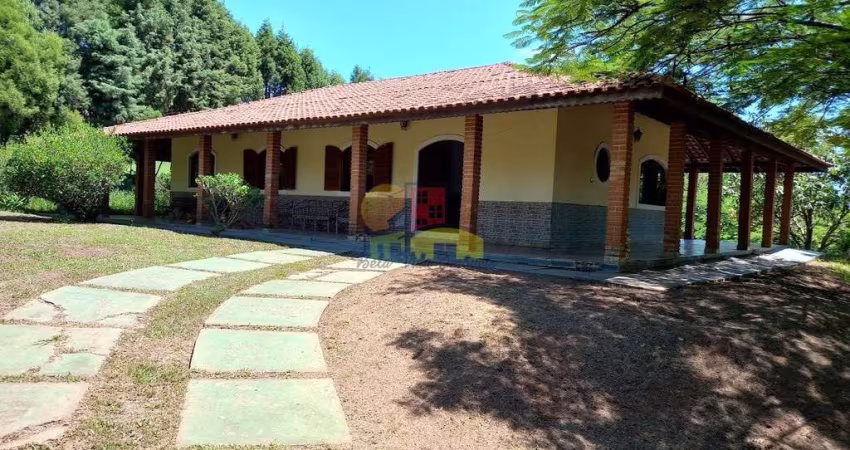 Fazenda / Sítio para venda em Chácara Dos Pinhais de 412.00m² com 5 Quartos, 1 Suite e 3 Garagens