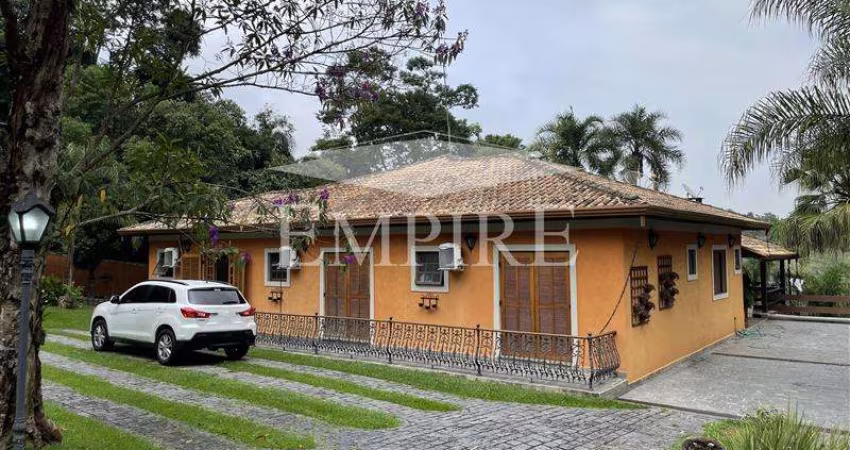 Chácara para venda em Canjicas de 330.00m² com 4 Quartos, 3 Suites e 6 Garagens