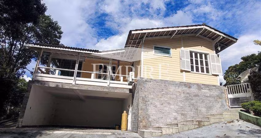 Casa de Condomínio para venda e aluguel em Arujázinho Iv de 180.00m² com 3 Quartos, 1 Suite e 6 Garagens